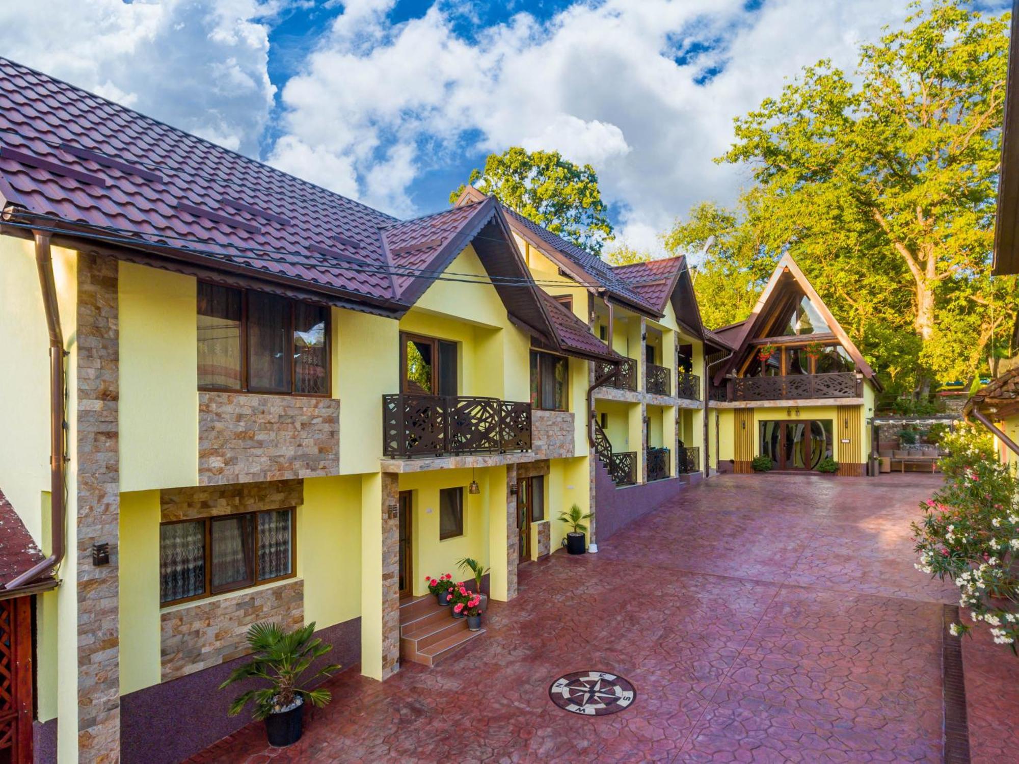 Pensiunea Mihaela-Transalpina Novaci-Străini Exterior photo