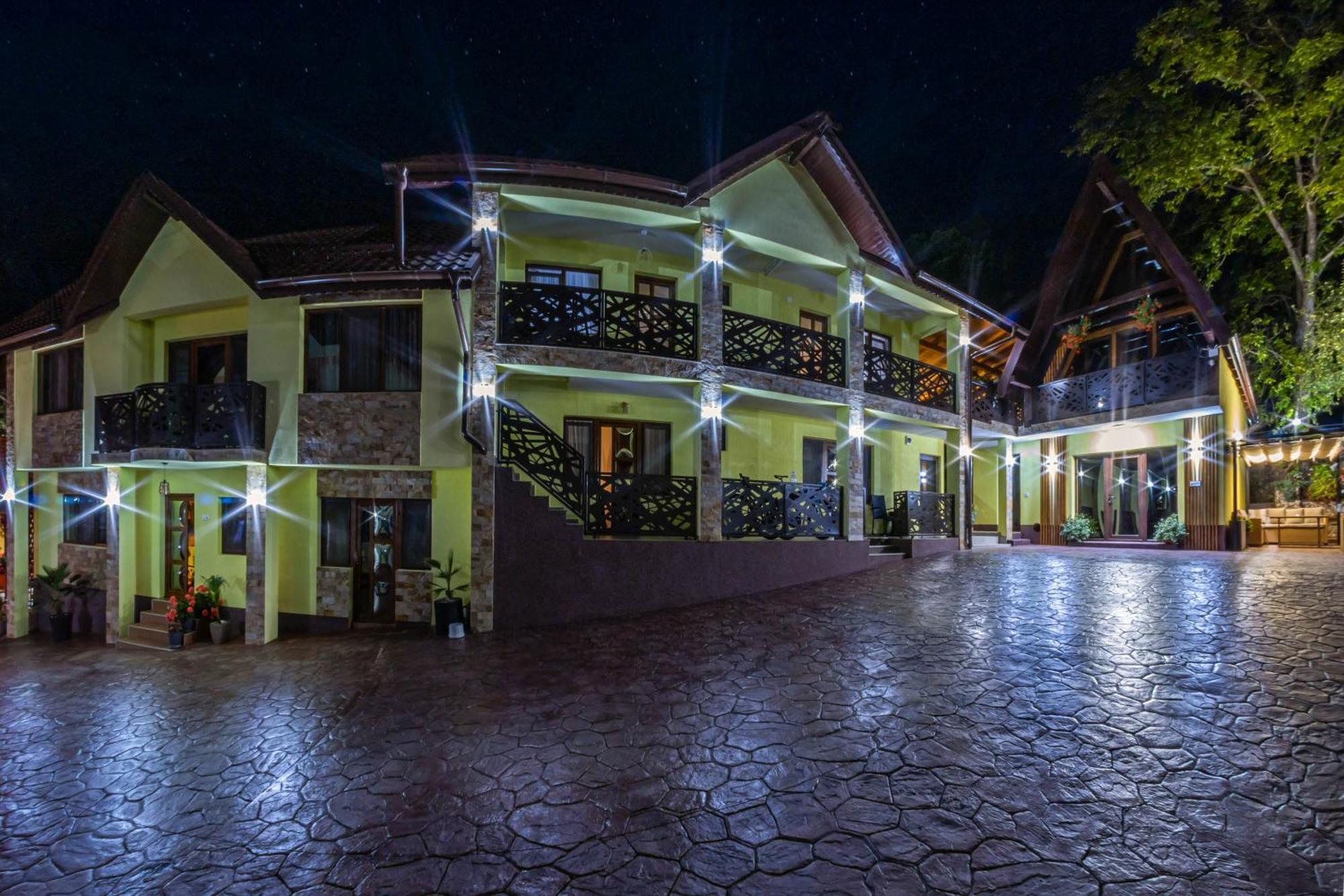 Pensiunea Mihaela-Transalpina Novaci-Străini Exterior photo